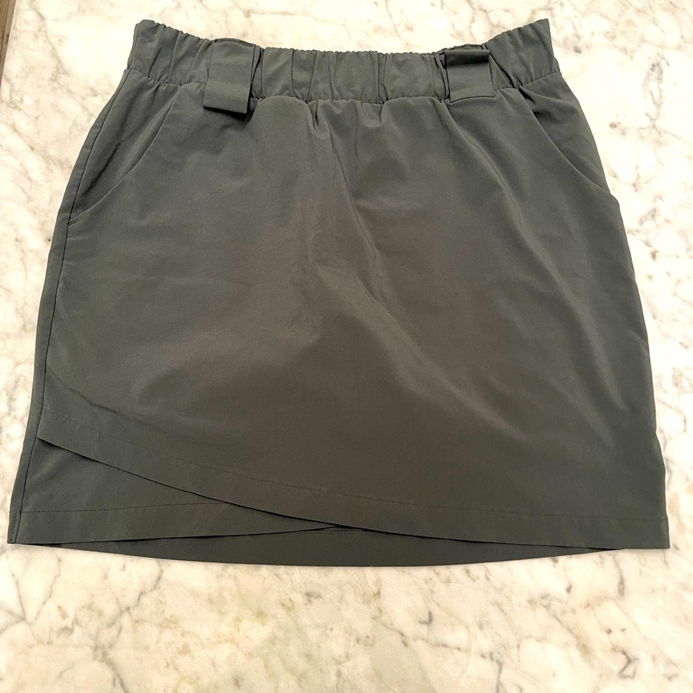 Athleta Woman’s tennis skirt with inner shorts